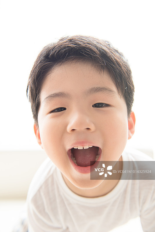 儿童露出牙齿灿烂地笑着图片素材