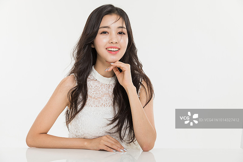 被风吹起头发的女人图片素材