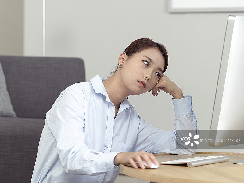 数字游民:使用数字设备的自由职业女性图片素材