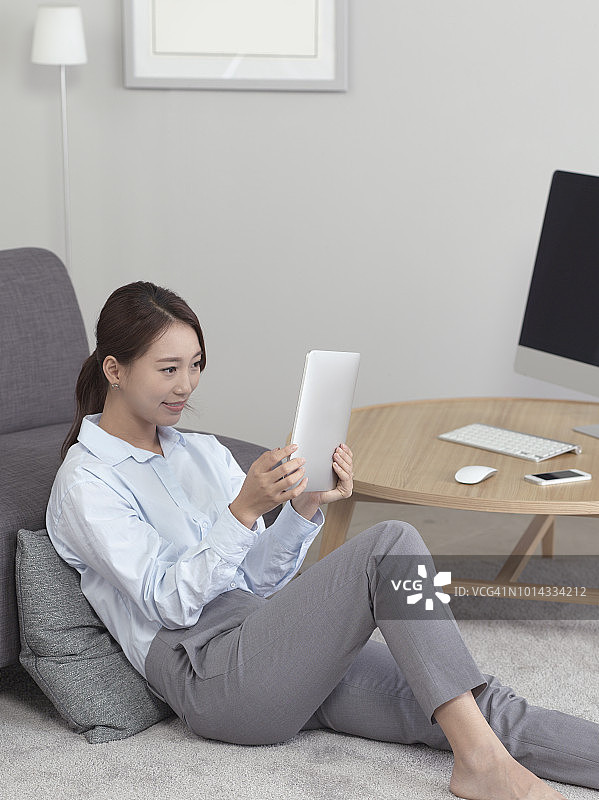 数字游民:使用数字设备的自由职业女性图片素材