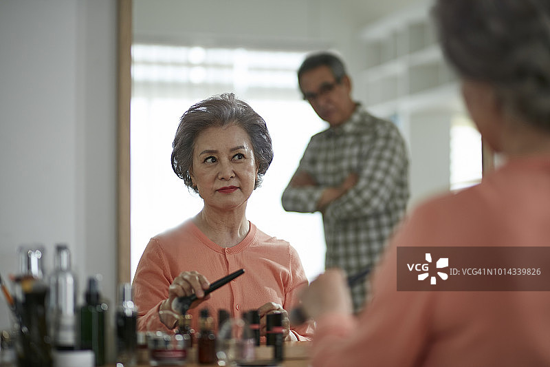 祖母化妆，祖父在旁图片素材