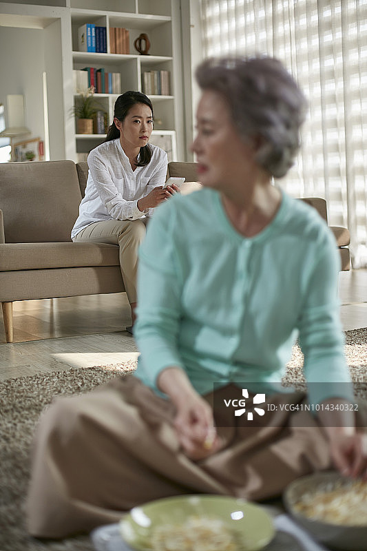 奶奶和妈妈的对话结束图片素材