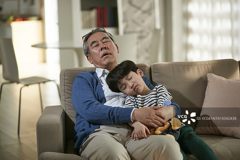 老年人照顾孙子孙女图片素材