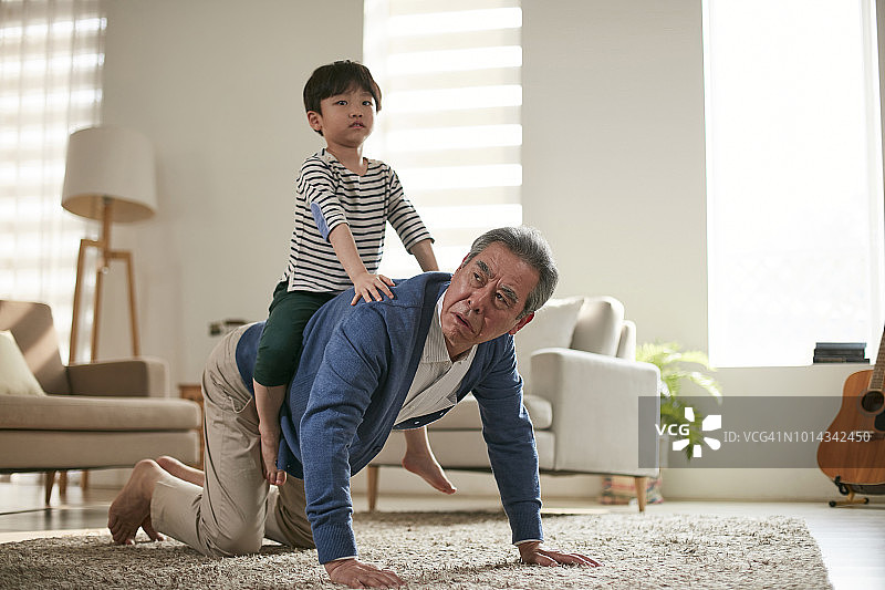 老年人照顾孙子孙女图片素材