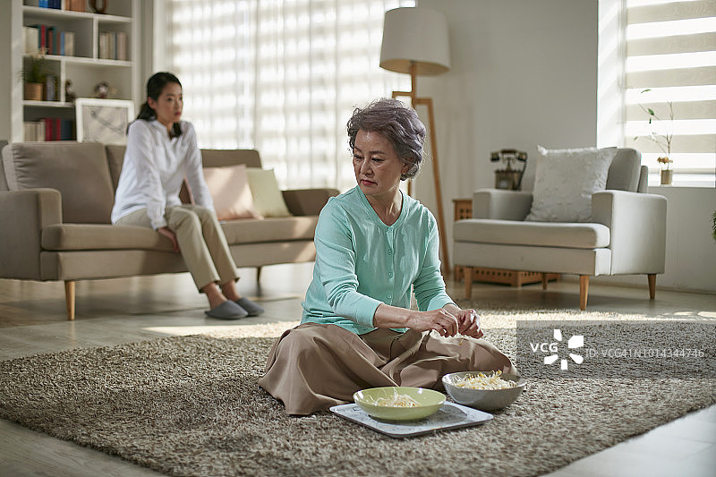 奶奶和妈妈的对话结束图片素材