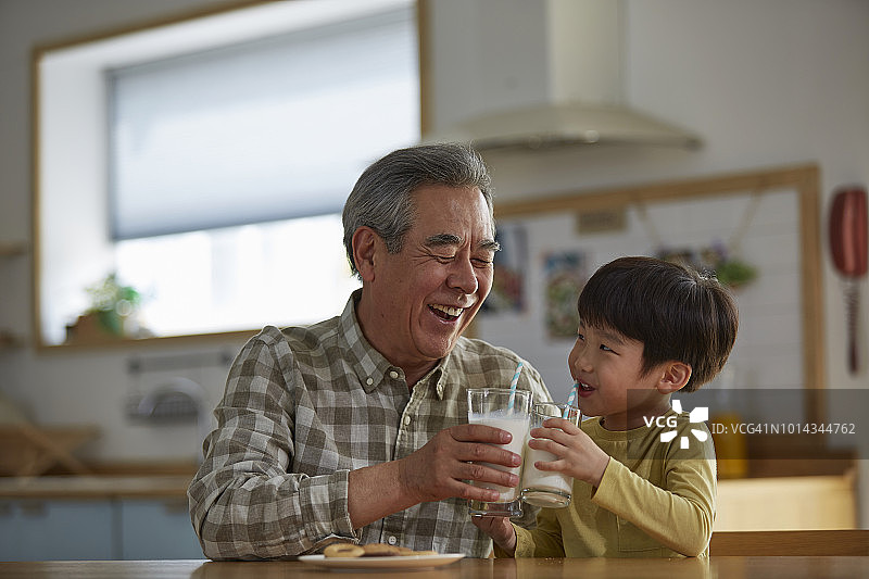 祖孙喝牛奶图片素材