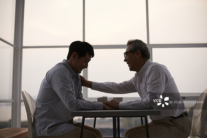 祖父鼓励儿子图片素材