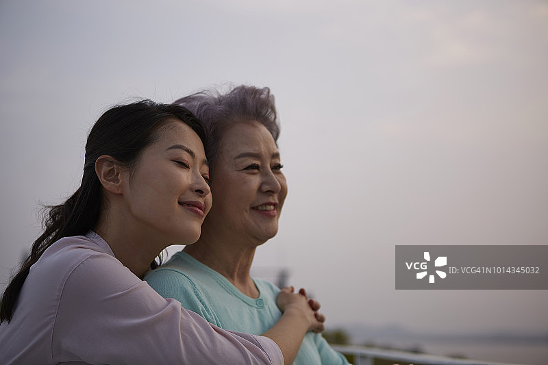 祖母和妈妈的微笑图片素材