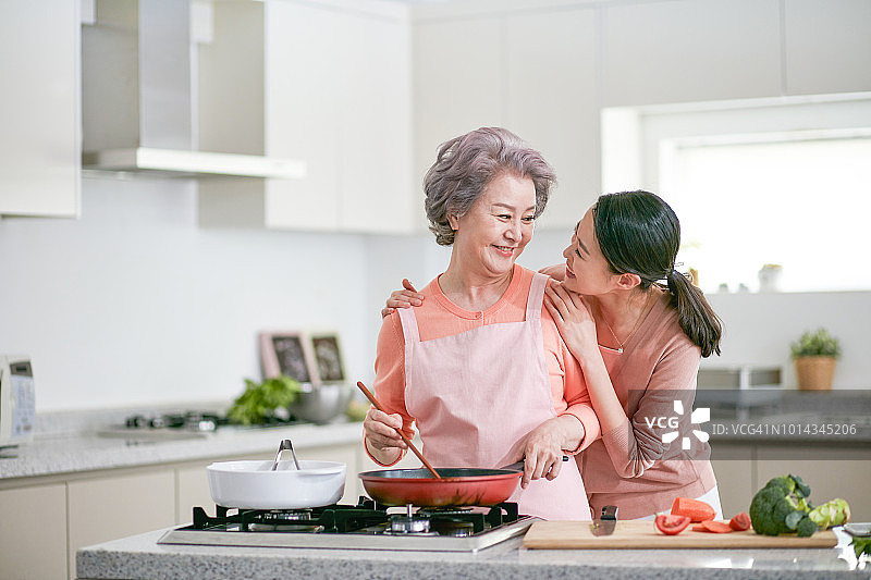 奶奶和妈妈一起做饭图片素材