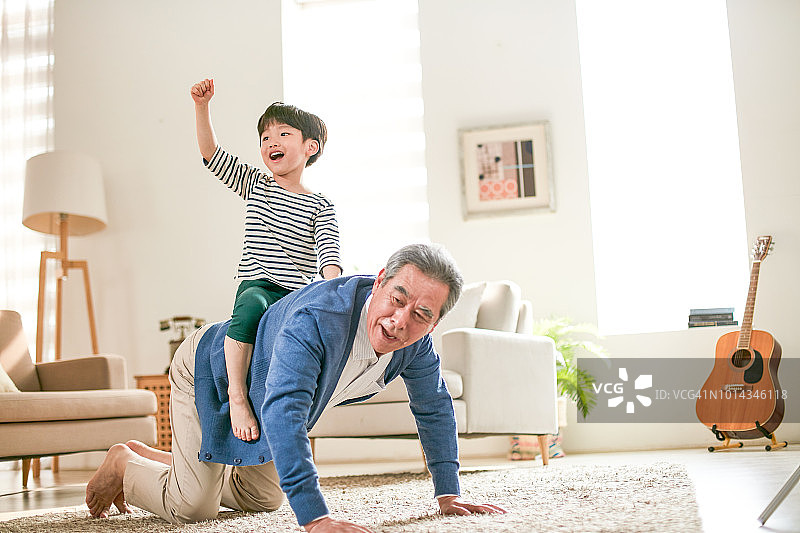 老年人照顾孙辈图片素材