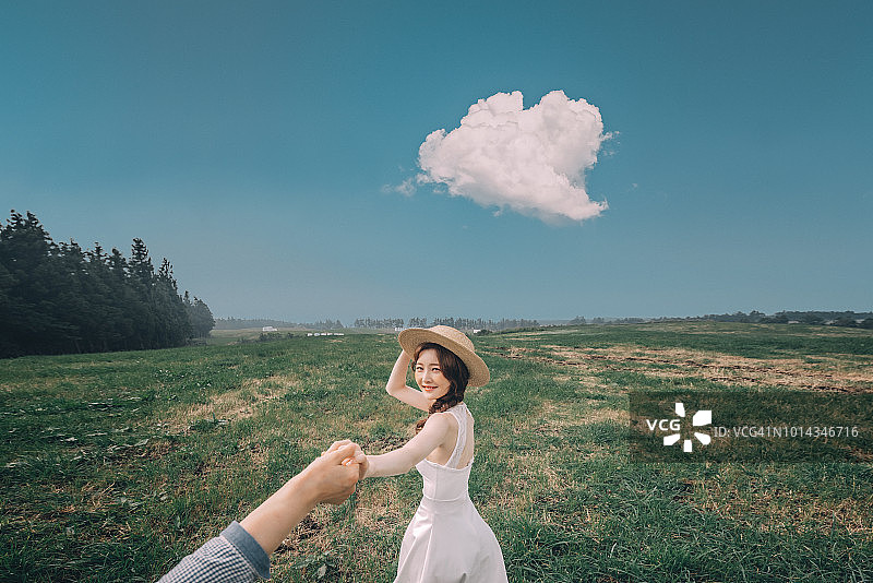 年轻女人手牵着手，面带微笑图片素材