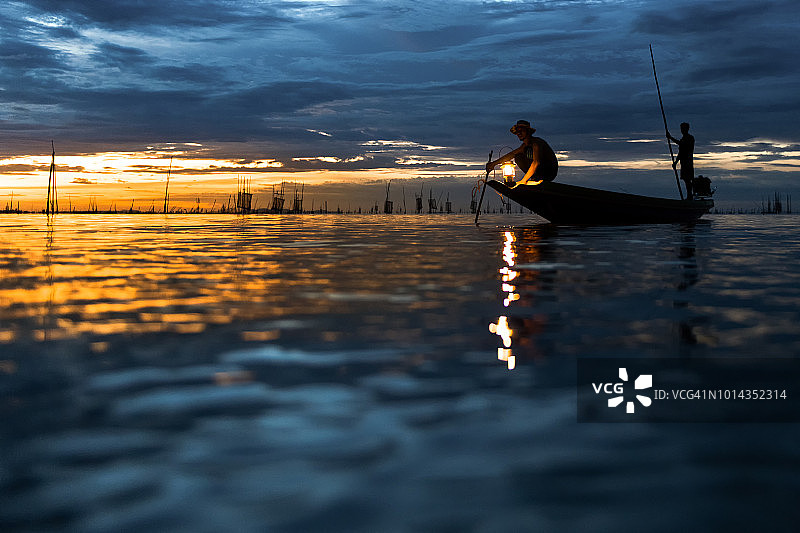 湖上小船渔夫剪影图片素材