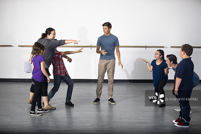 导演指导戏剧系学生图片素材