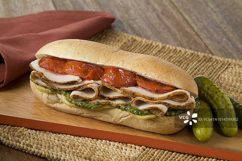 烤红椒香蒜酱火鸡潜艇三明治图片素材