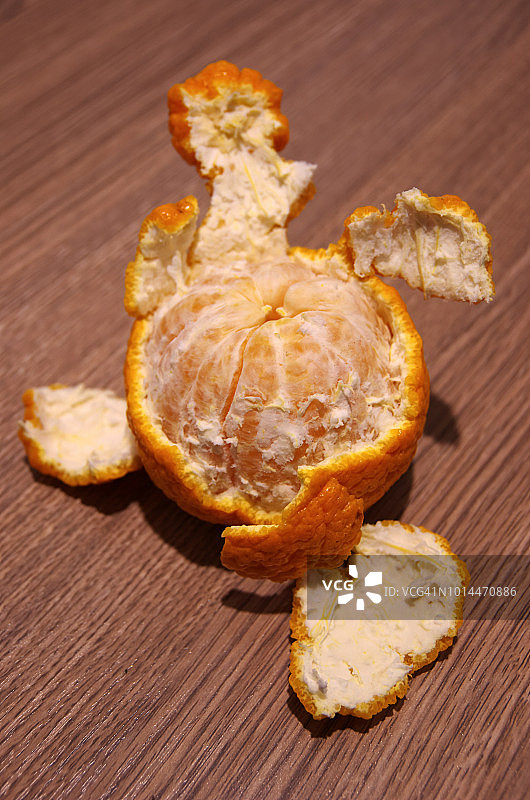 部分剥皮的凸顶柑（柑橘），也称为相扑橘图片素材
