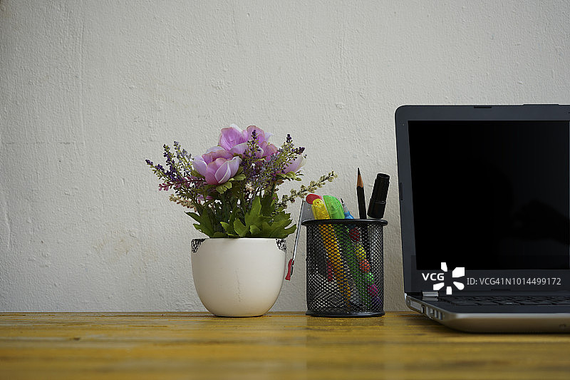 带有复制空间的办公室和书桌概念图片素材