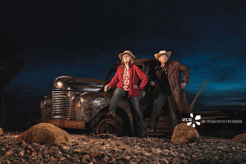 老年夫妇在老爷车前合影图片素材