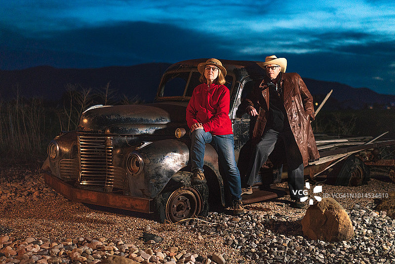 老年夫妇在老爷车前合影图片素材