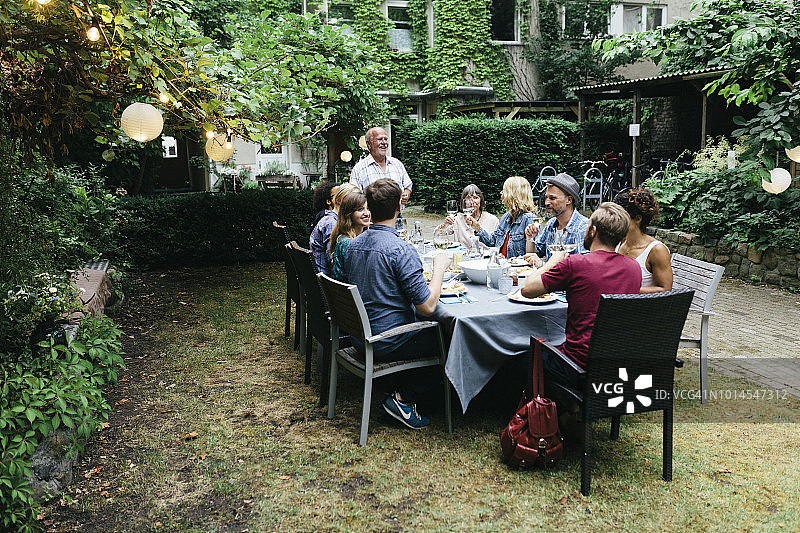 一家人享受户外用餐图片素材