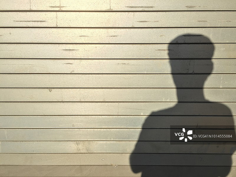 车库门上的人影图片素材