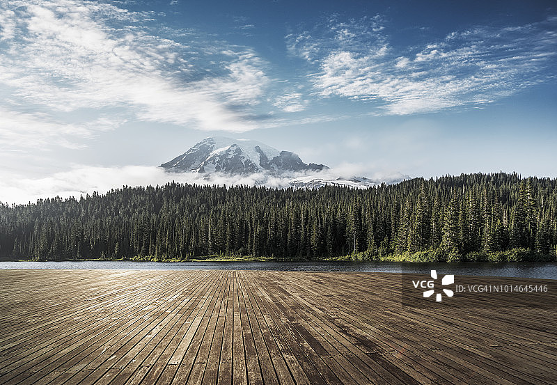 雷尼尔山前的空旷观景台图片素材