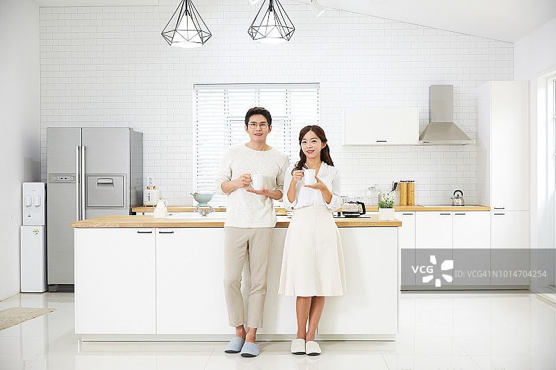 新婚夫妇共进早餐图片素材