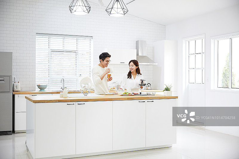 新婚夫妇共进早餐图片素材