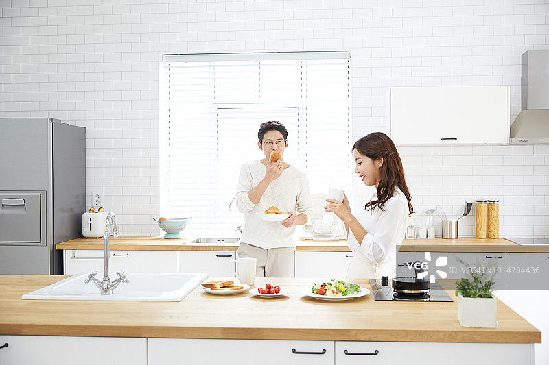 新婚夫妇共进早餐图片素材