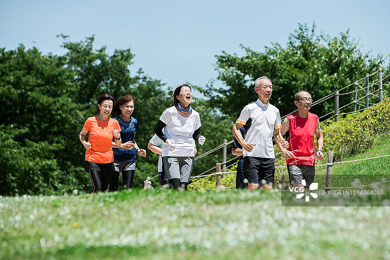 享受慢跑的年长群体图片素材