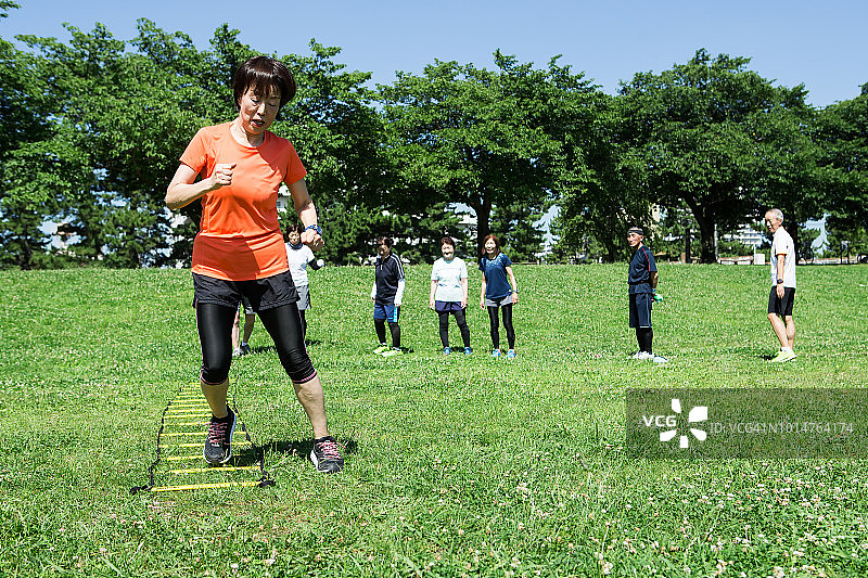 老年团体慢跑前热身图片素材
