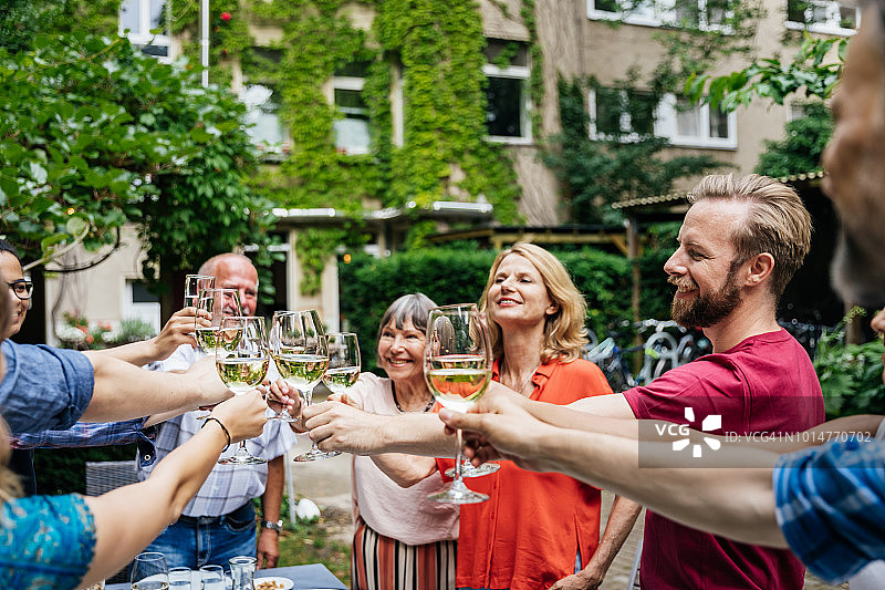 家人和朋友在烧烤时互相敬酒图片素材