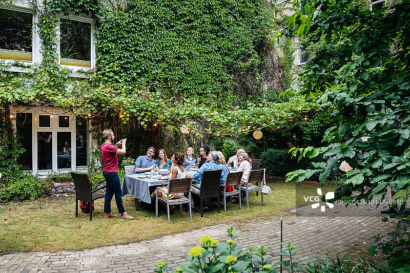 男子拍摄家庭烧烤照片图片素材
