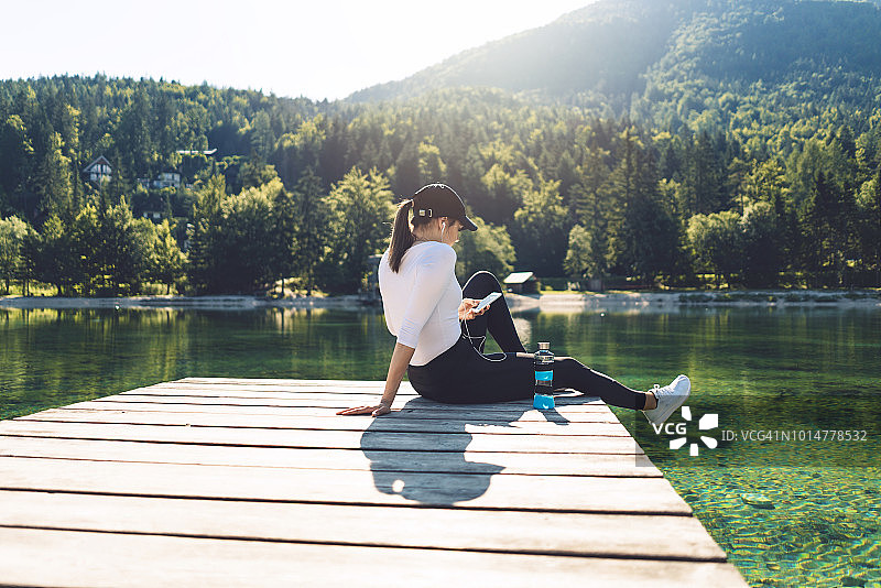 坐在码头上休息图片素材