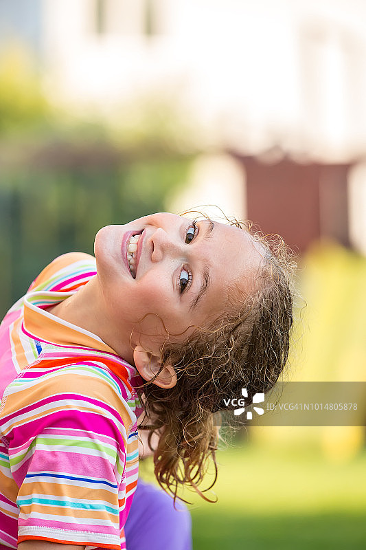 对着镜头微笑的快乐小女孩图片素材