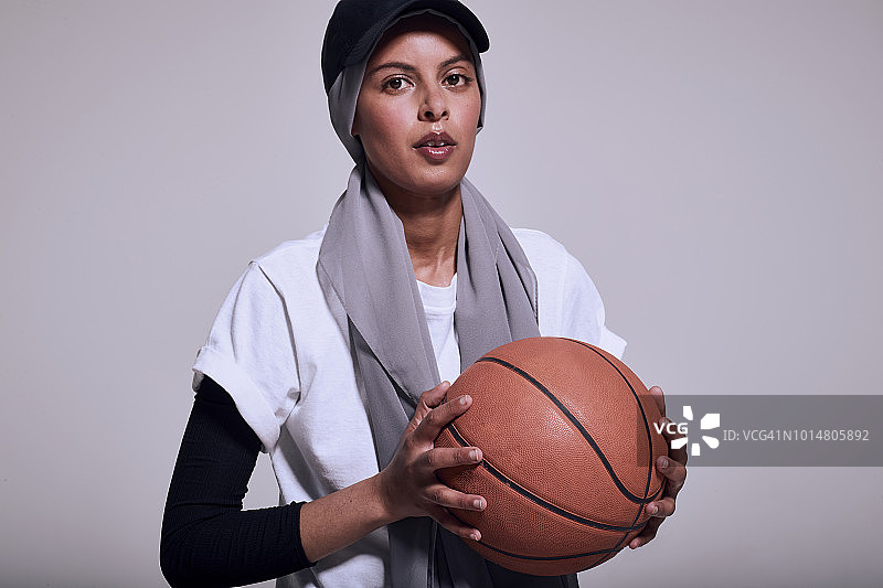 手持篮球的穆斯林妇女图片素材