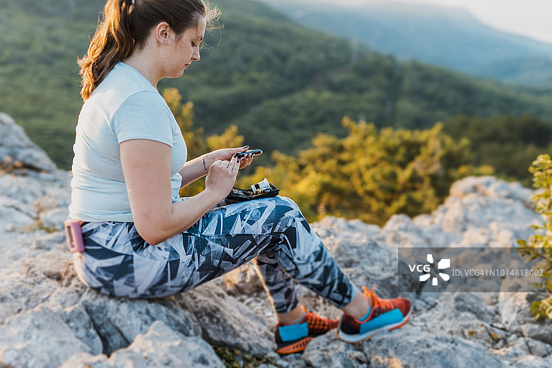 女人用血糖仪检测血糖图片素材