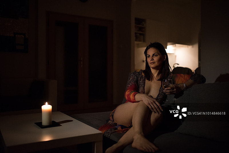 穿着睡衣，正在放松饮用的女人图片素材