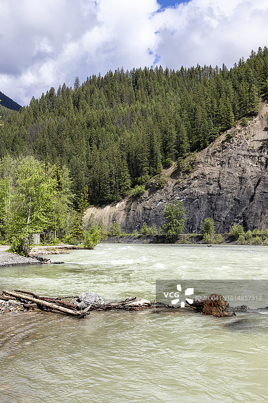 加拿大不列颠哥伦比亚省戈尔登附近的踢马河图片素材