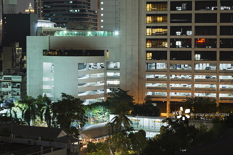 夜间摩天大楼里的停车场图片素材