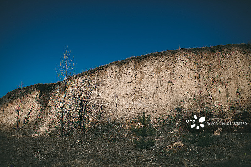 春天沙坑的侧视图，有许多浅巢图片素材