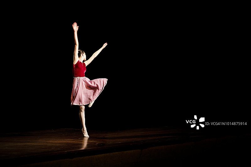 跳芭蕾舞的年轻女孩图片素材