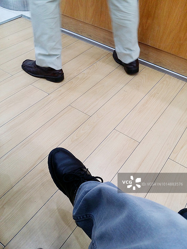 坐着，一条腿盘在另一条腿上图片素材