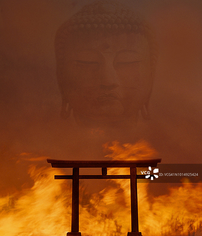 双重曝光：火焰中的鸟居图片素材