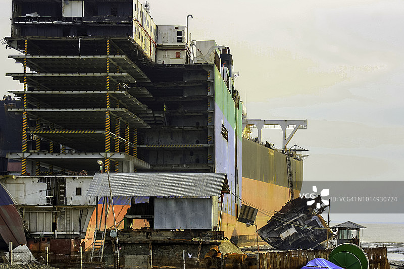 孟加拉国吉大港希塔昆达拆船厂内被拆卸的退役船只图片素材