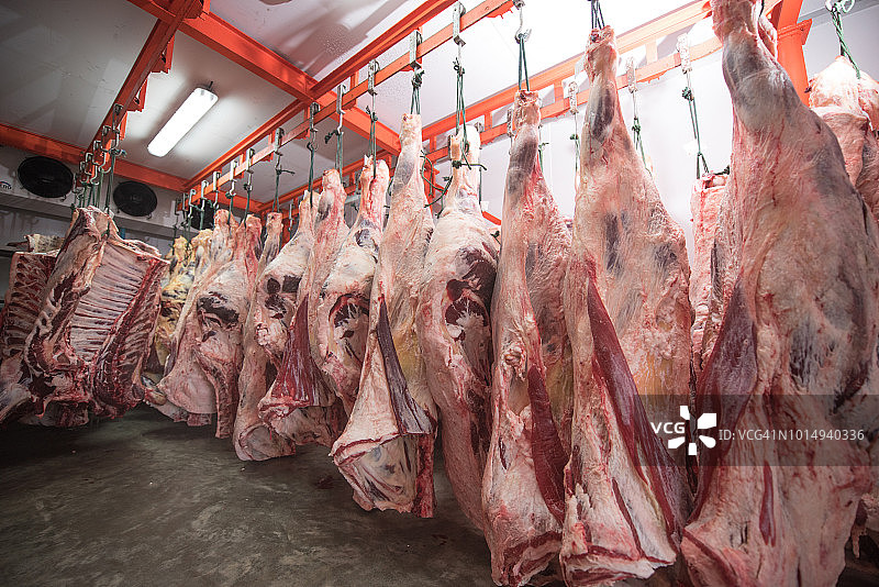 肉铺师傅切割猪肉食品工业概念图片素材