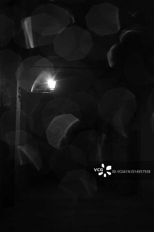 带倒影的街灯图片素材