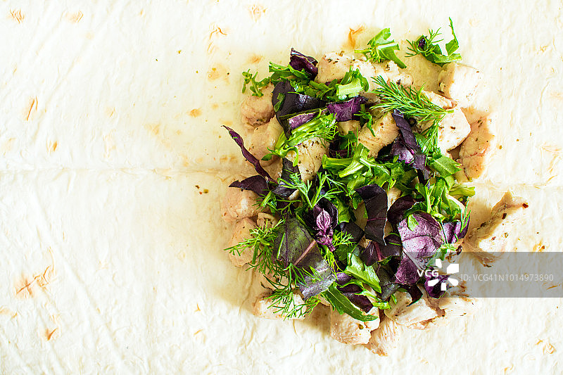 健身午餐卷饼：鸡肉罗勒莳萝蔬菜卷饼图片素材