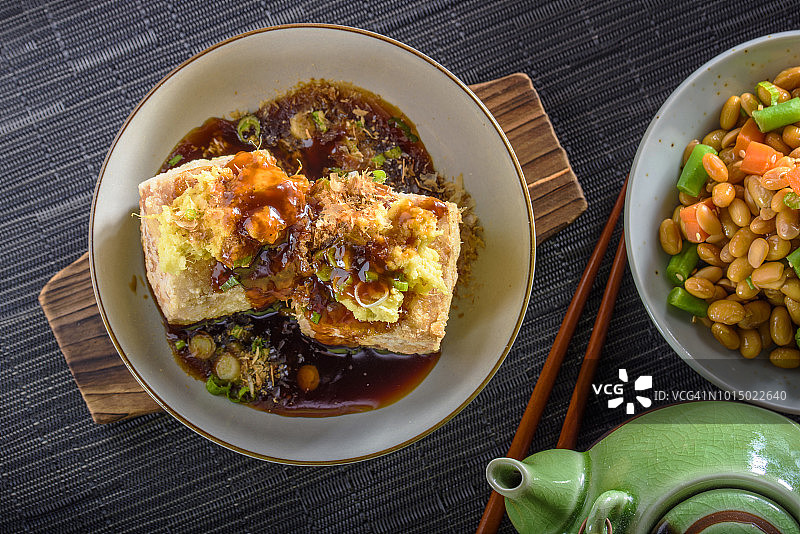 香炸豆腐配酱油图片素材