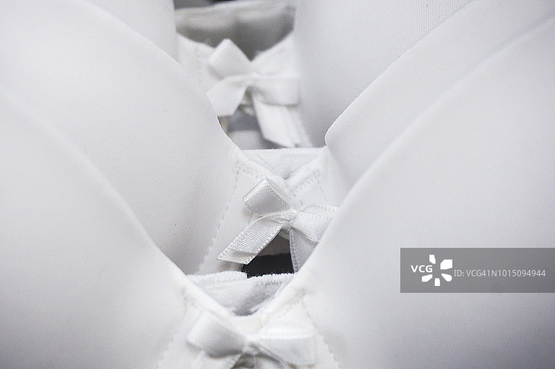 商店里的一排胸罩图片素材