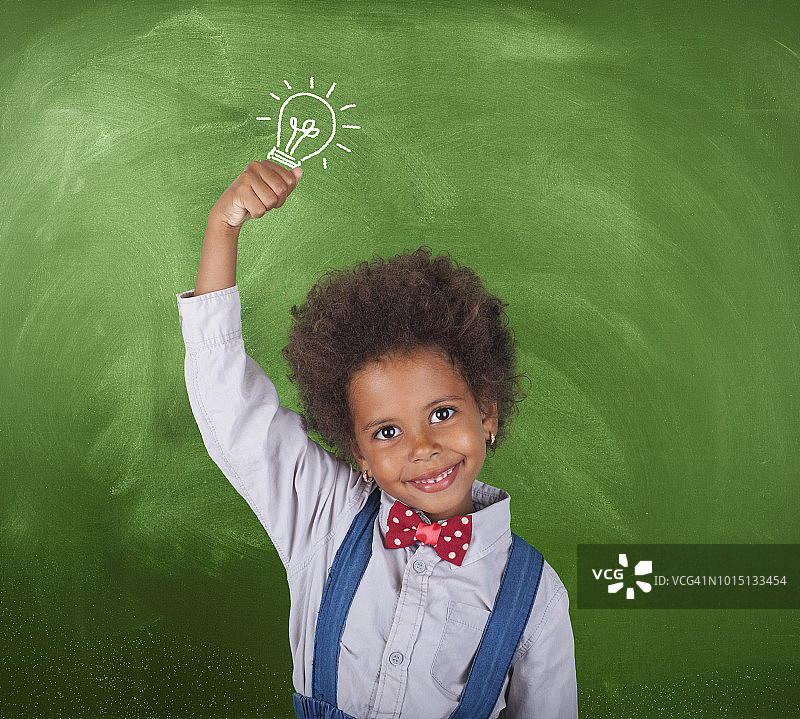 黑板前的非洲女学生和灯泡图片素材